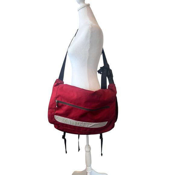 PATAGONIA EXTRA LARGE CRITICAL MASS MESSENGER BAG STYLE# 48278 BURGUNDY BLACK - Picture 1 of 16